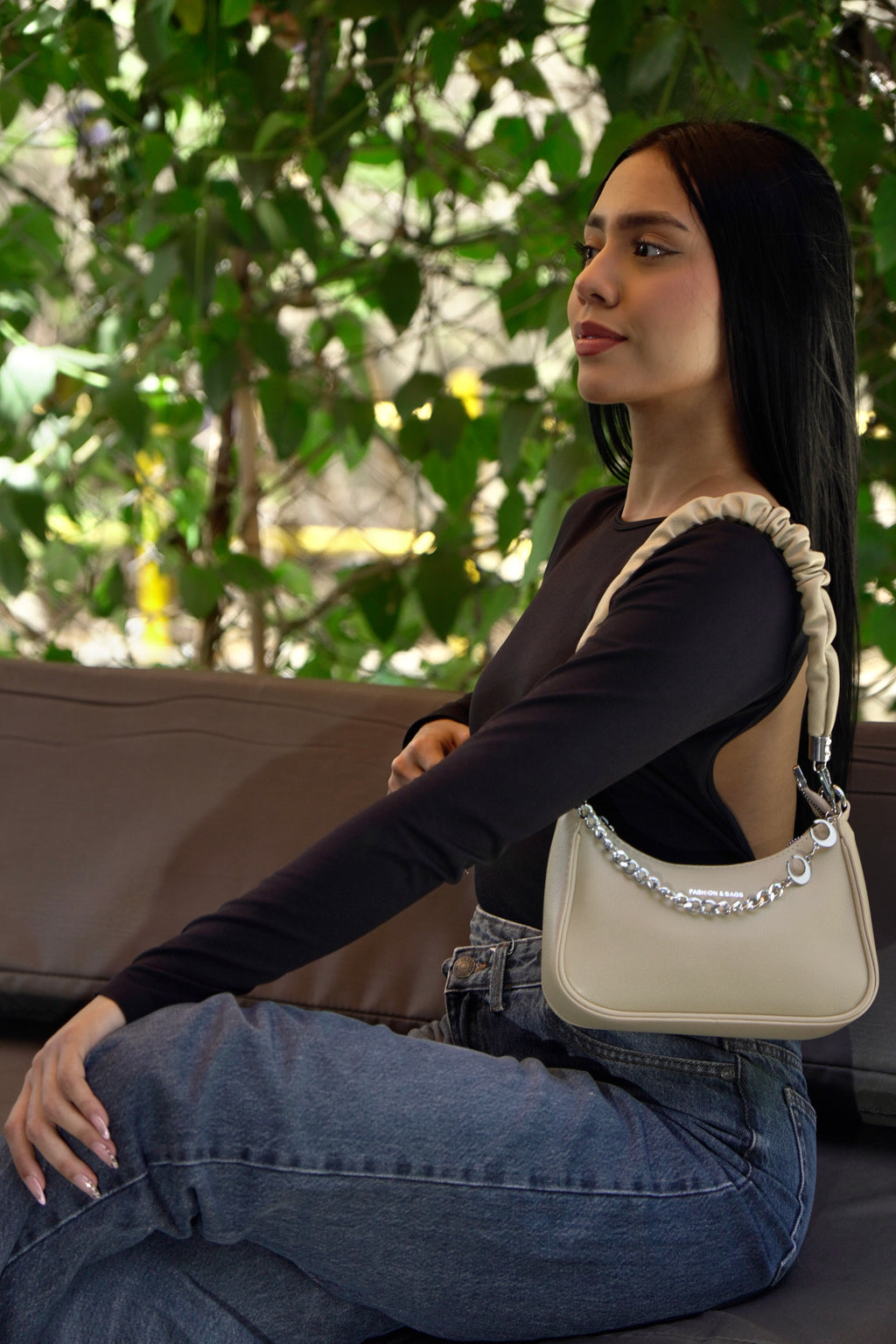 Mujer llevando bolso AURA beige al hombro estilo minimalista - CALÉA