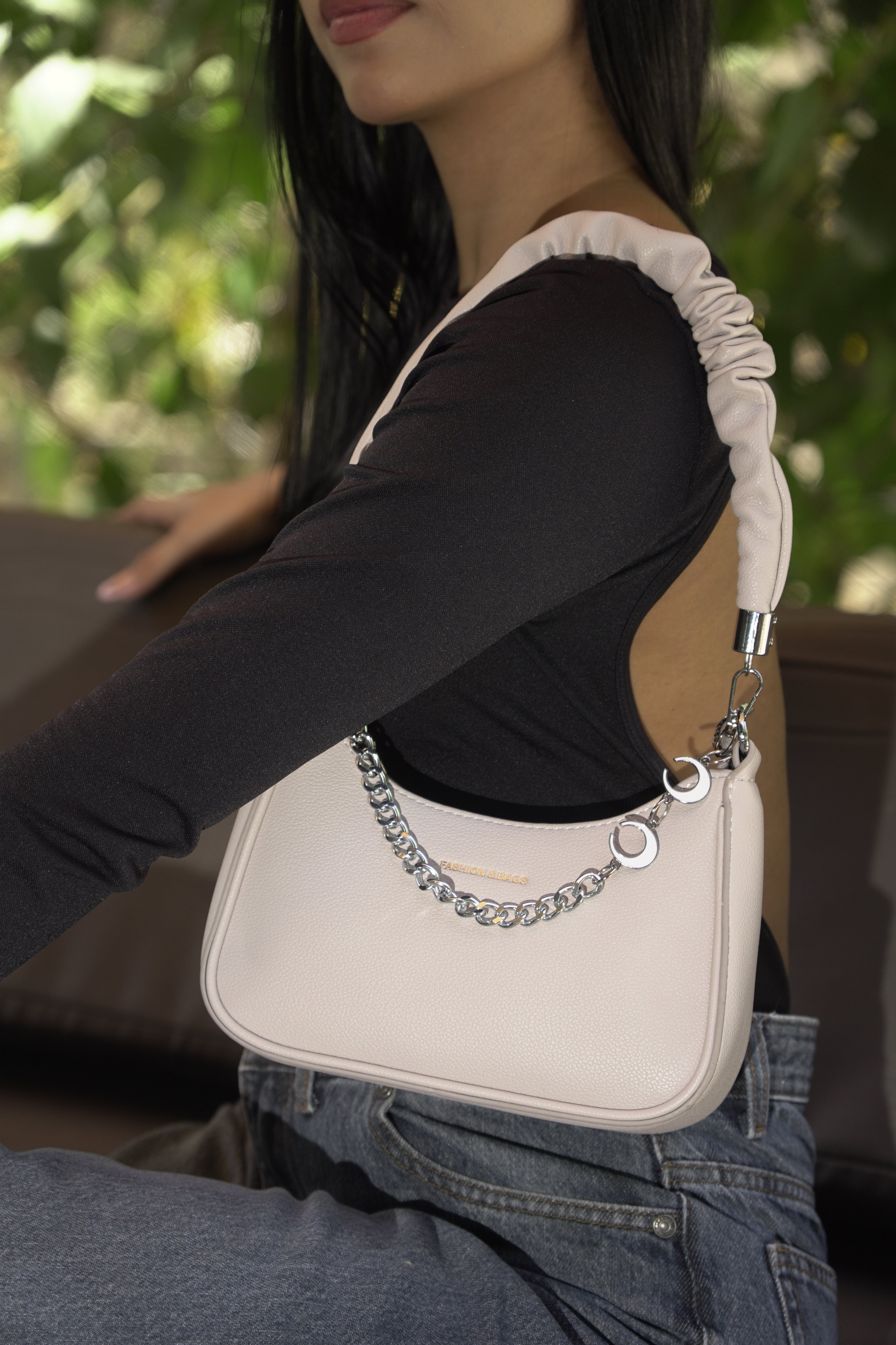Detalle de bolso AURA lila con cadena de lunas plateada - CALÉA