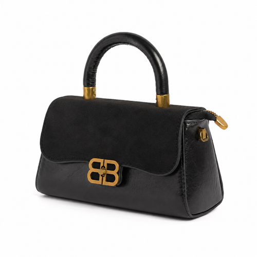 Baúl BERLÍN negro vista angular con broche dorado envejecido - CALÉA
