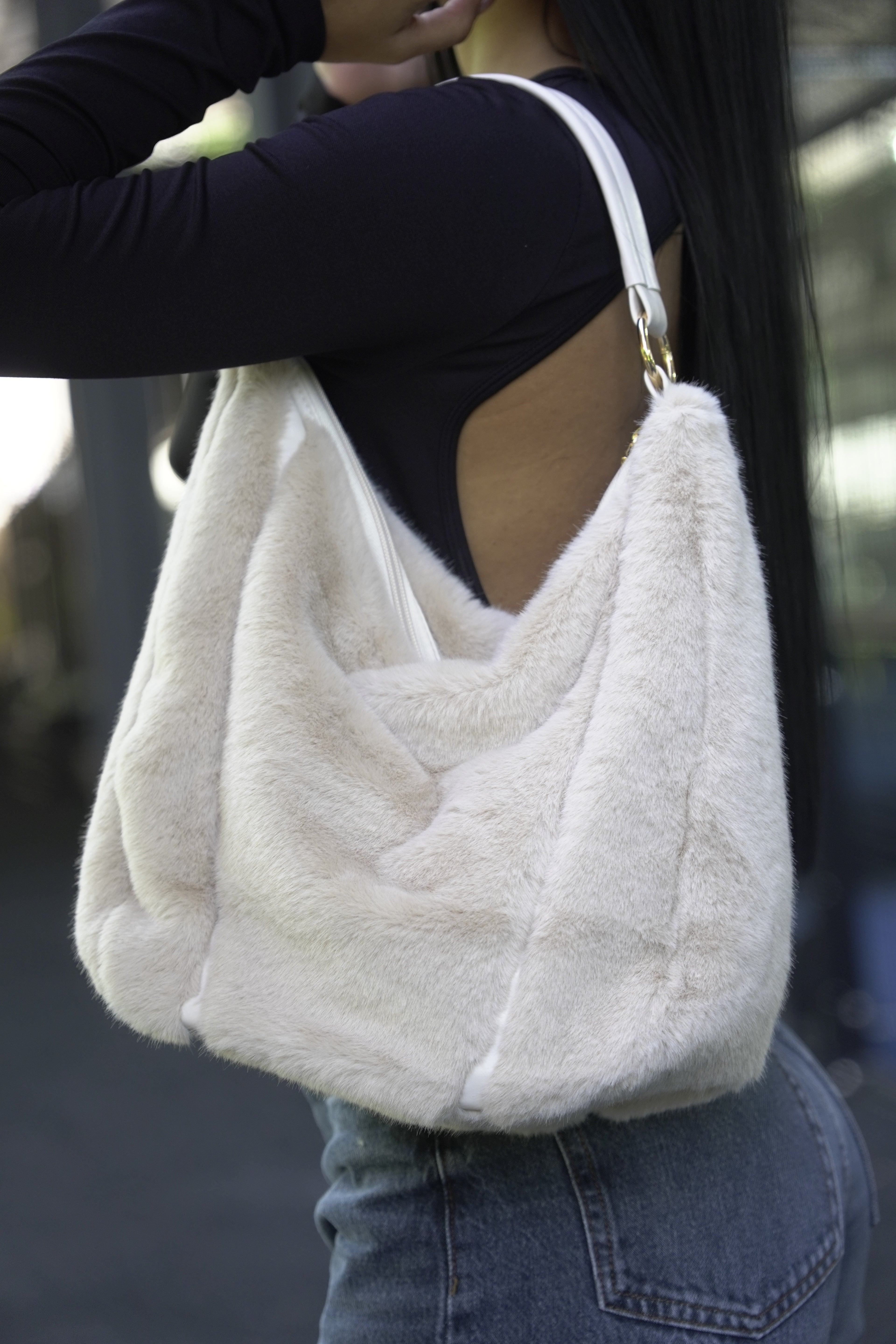 Detalle de bolso BRIGADA textura peluche suave beige - CALÉA
