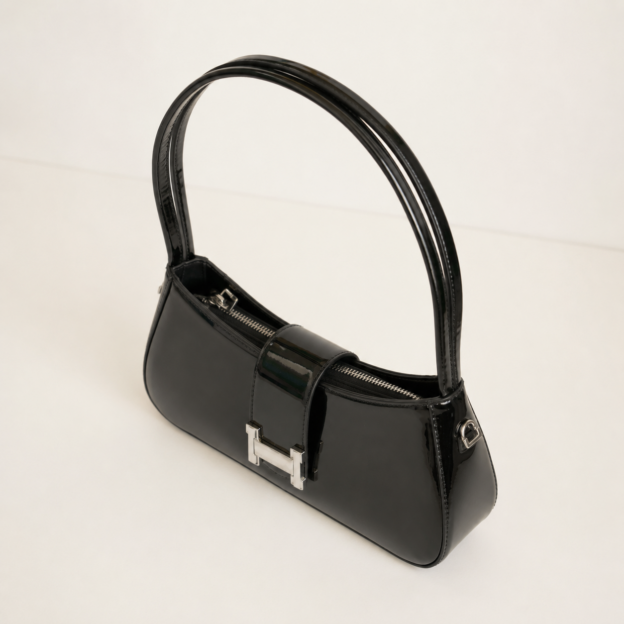 Bolso GALA negro charol vista lateral con doble asa - CALÉA