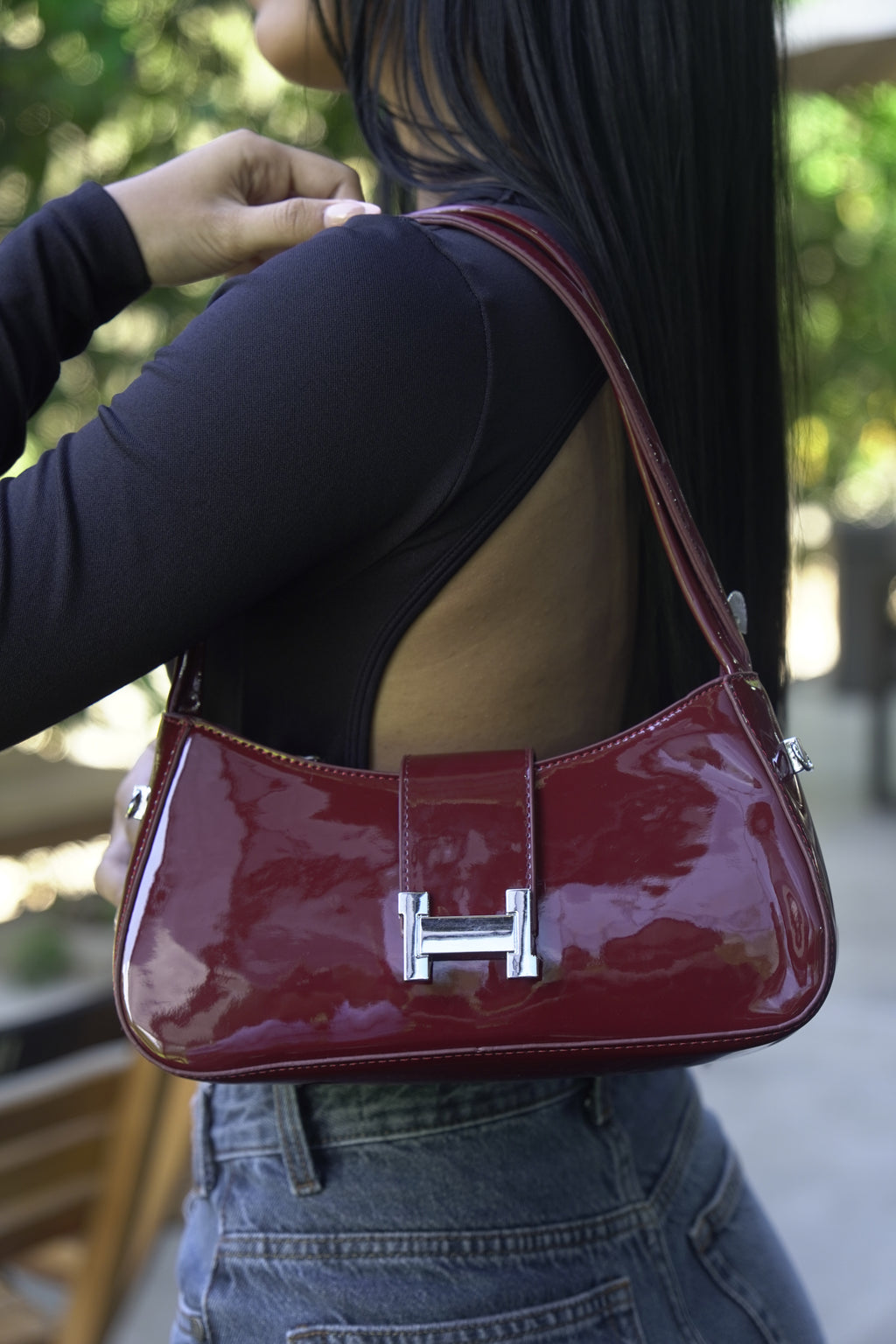 Detalle de bolso GALA rojo vino en charol brillante - CALÉA