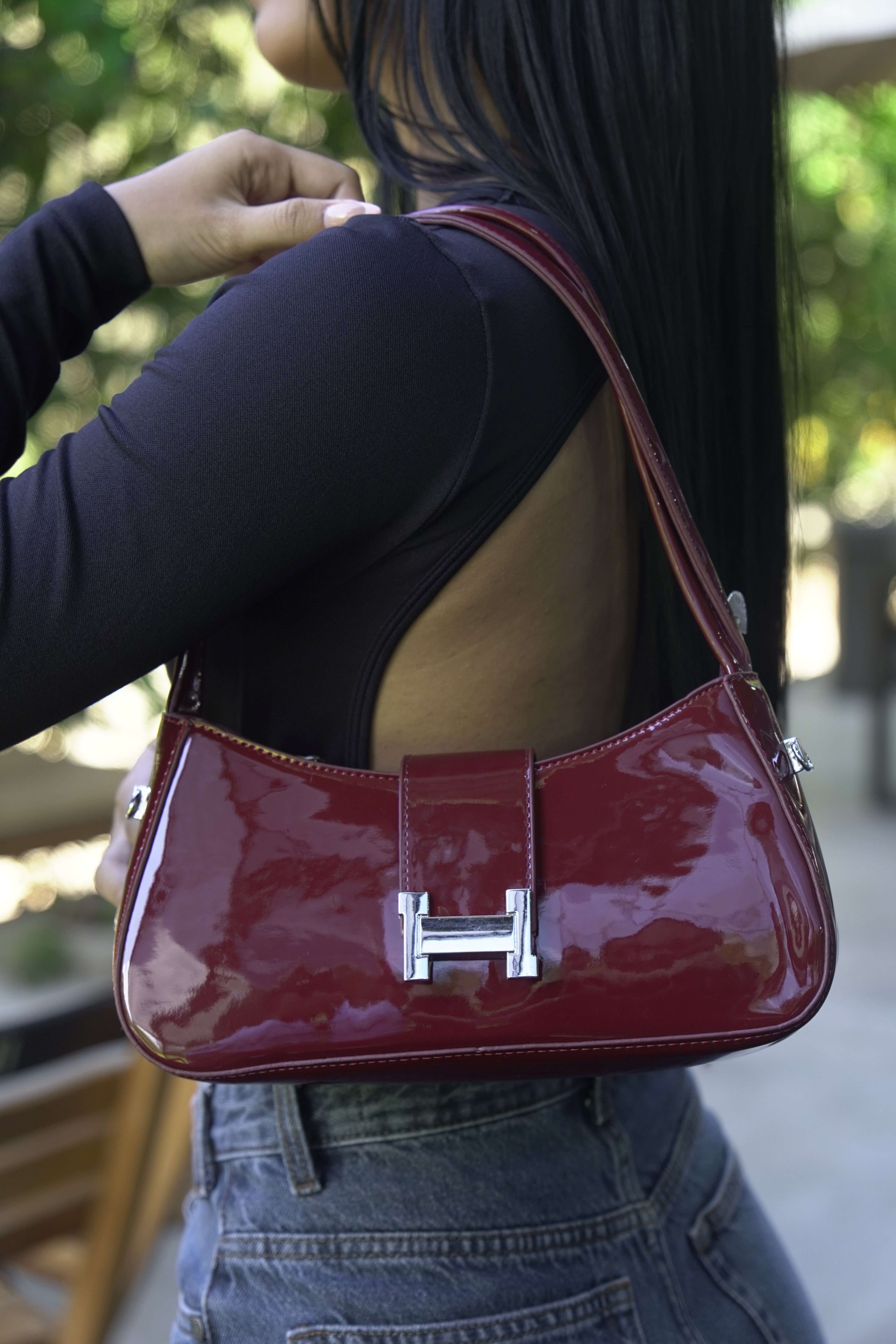 Detalle de bolso GALA rojo vino en charol brillante - CALÉA