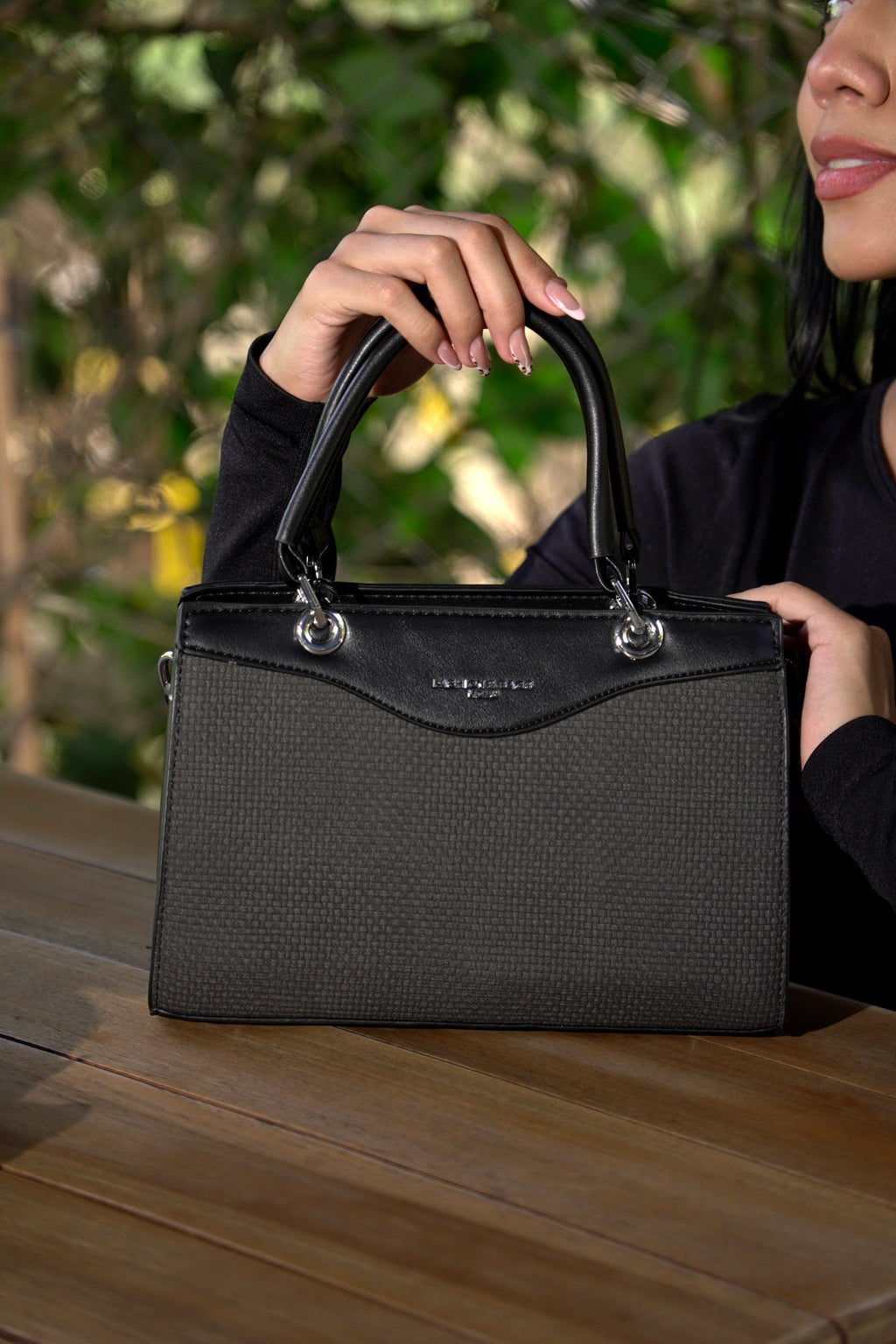 Detalle de bolso LUNA negro textura tejido corrugado - CALÉA