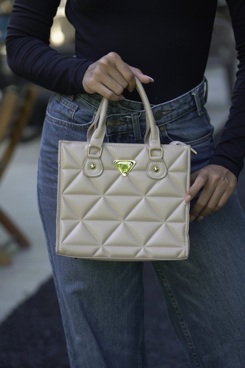 Detalle de bolso MILÁN beige acolchado con herrajes dorados - CALÉA