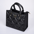 Bolso de mano MILÁN negro acolchado vista angular - CALÉA