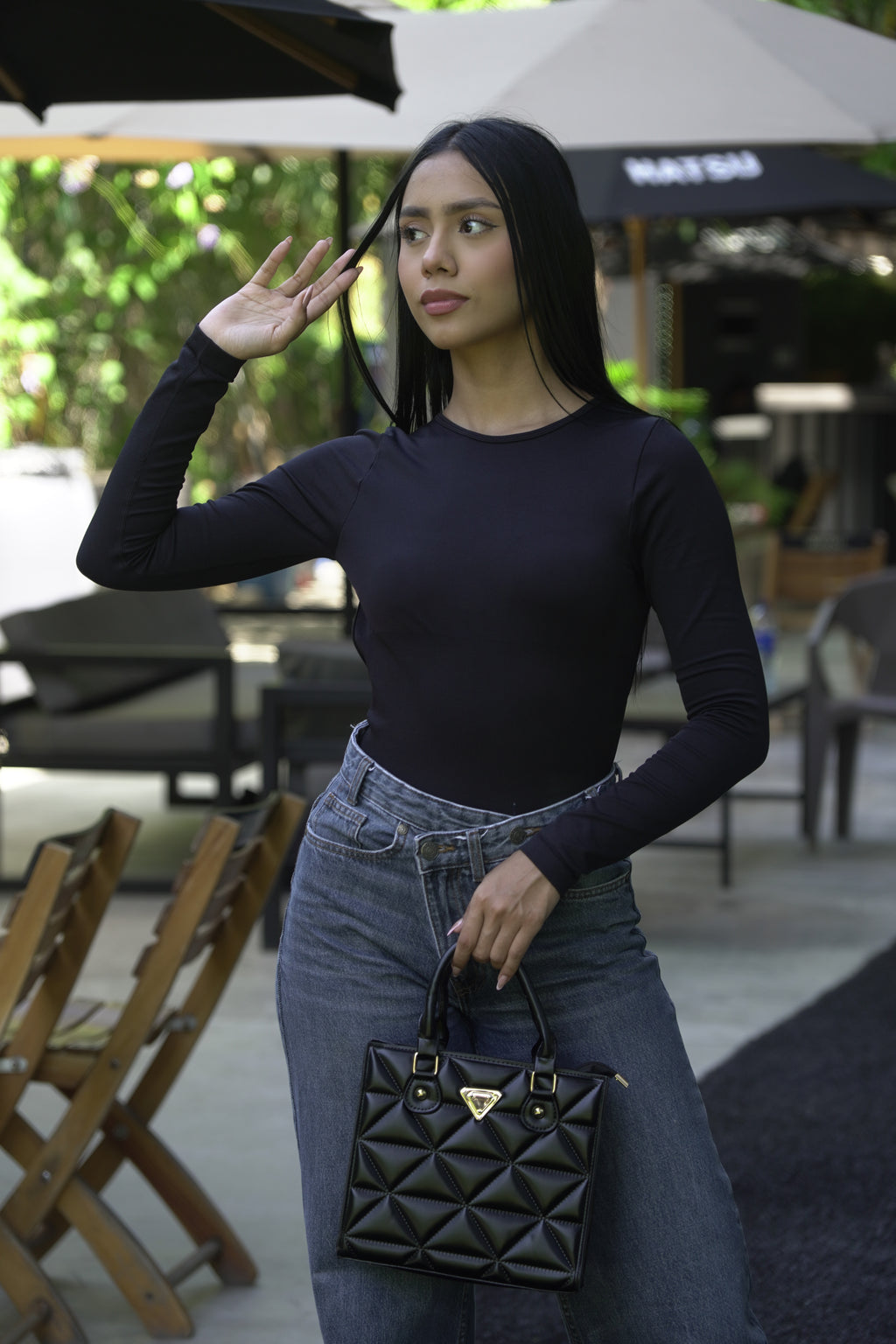 Mujer llevando bolso de mano MILÁN negro con jeans - CALÉA