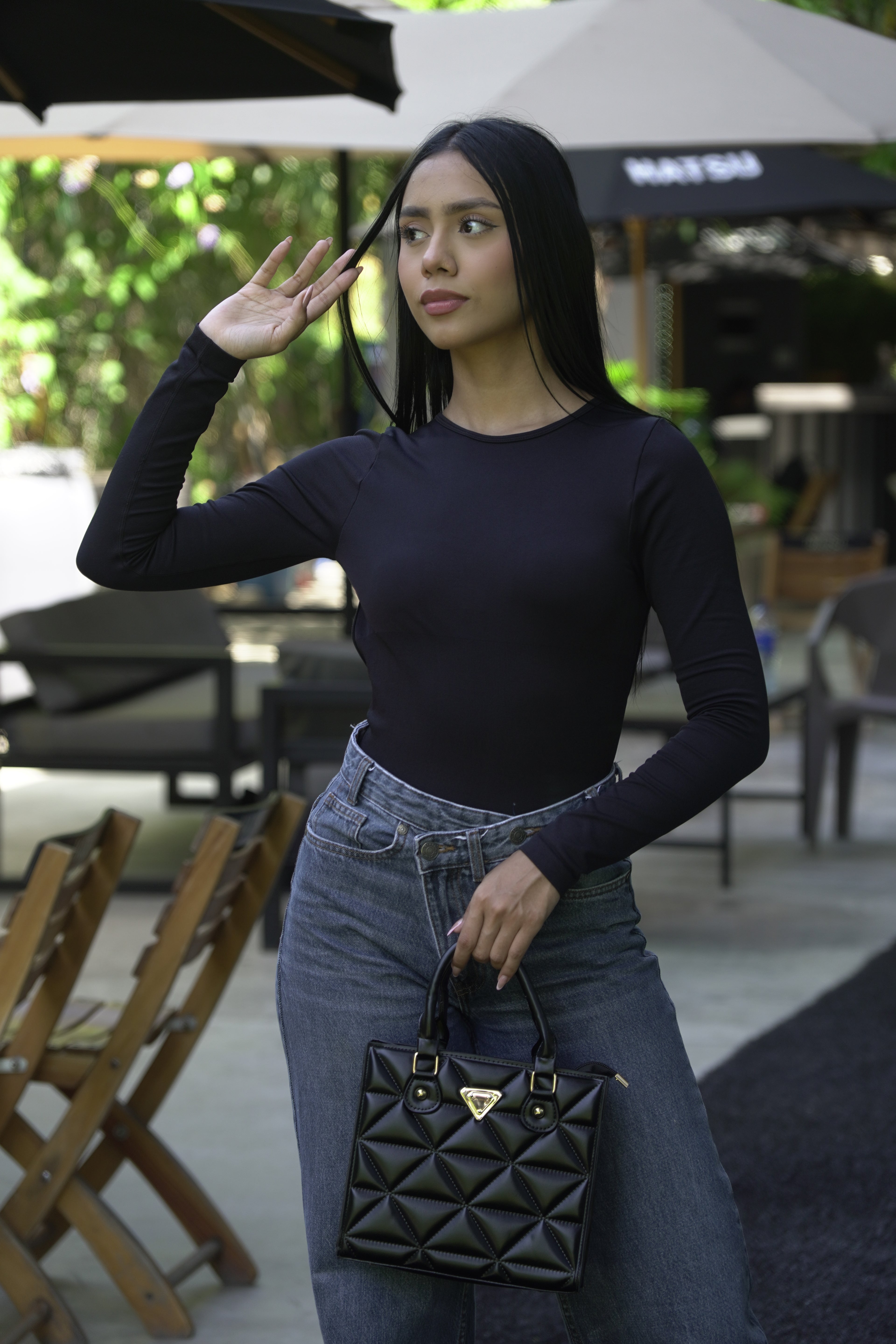 Mujer llevando bolso de mano MILÁN negro con jeans - CALÉA