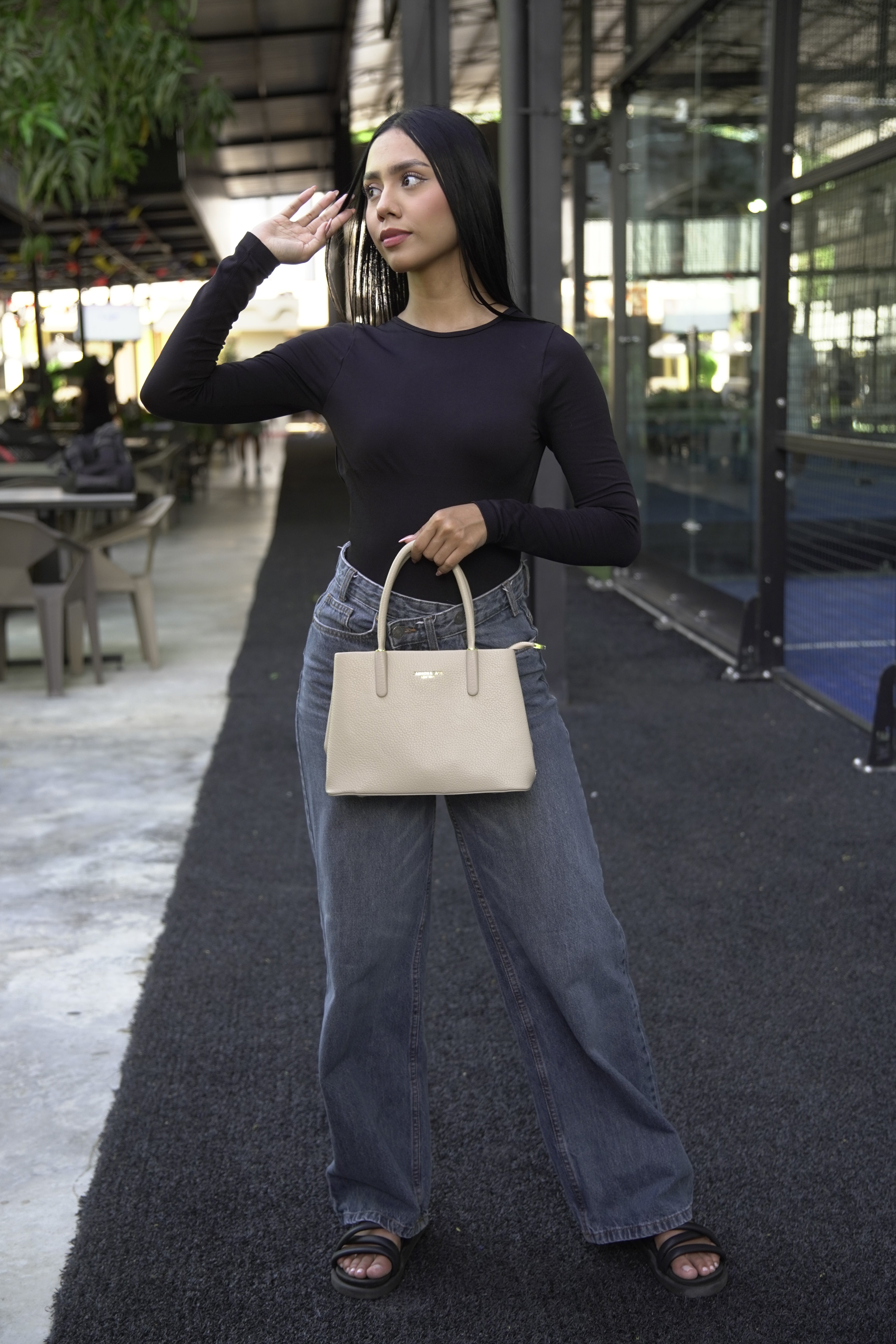 Mujer sosteniendo bolso tote ROMA beige estilo clásico - CALÉA