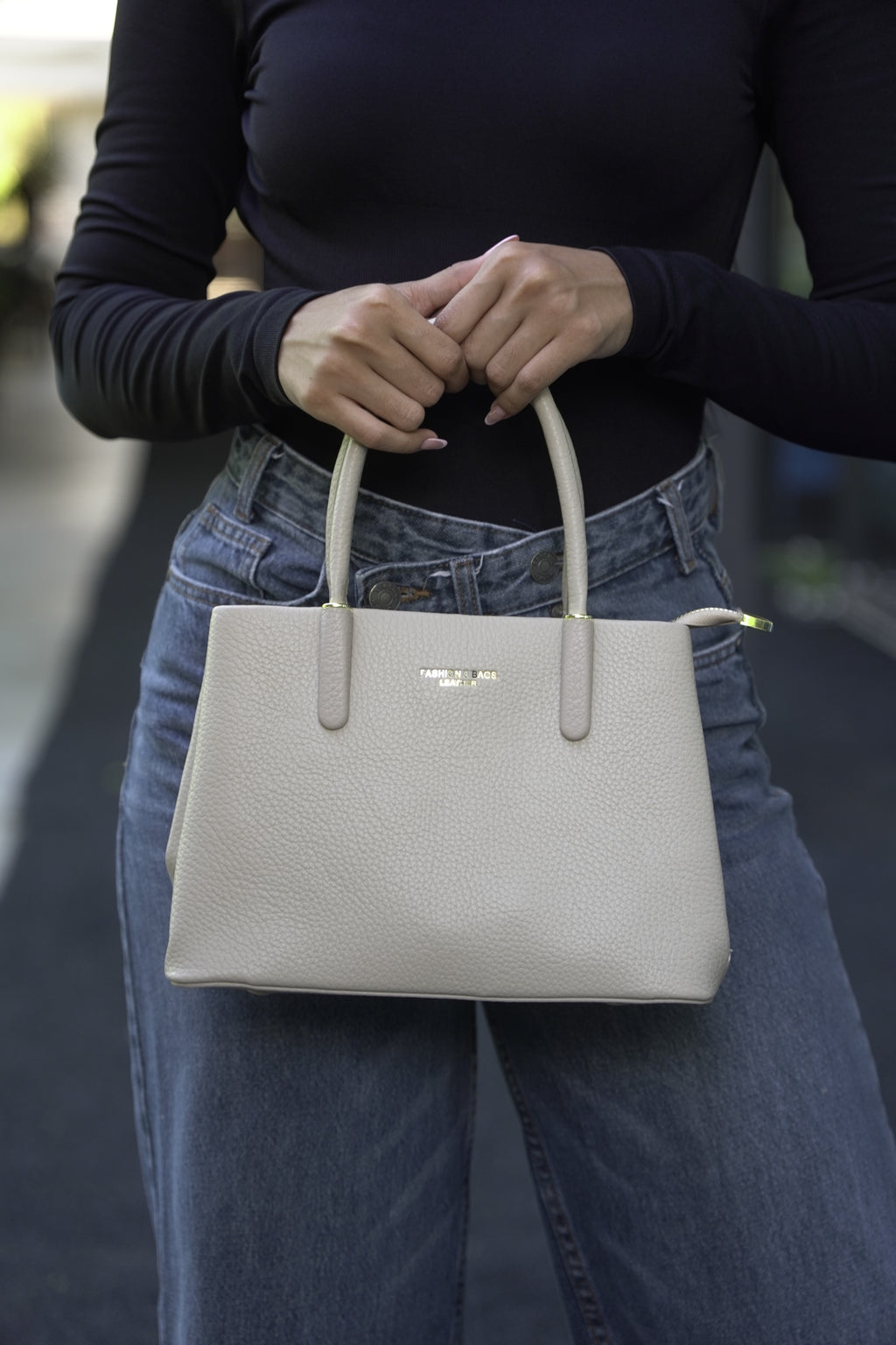 Detalle de bolso tote ROMA beige con herrajes dorados - CALÉA