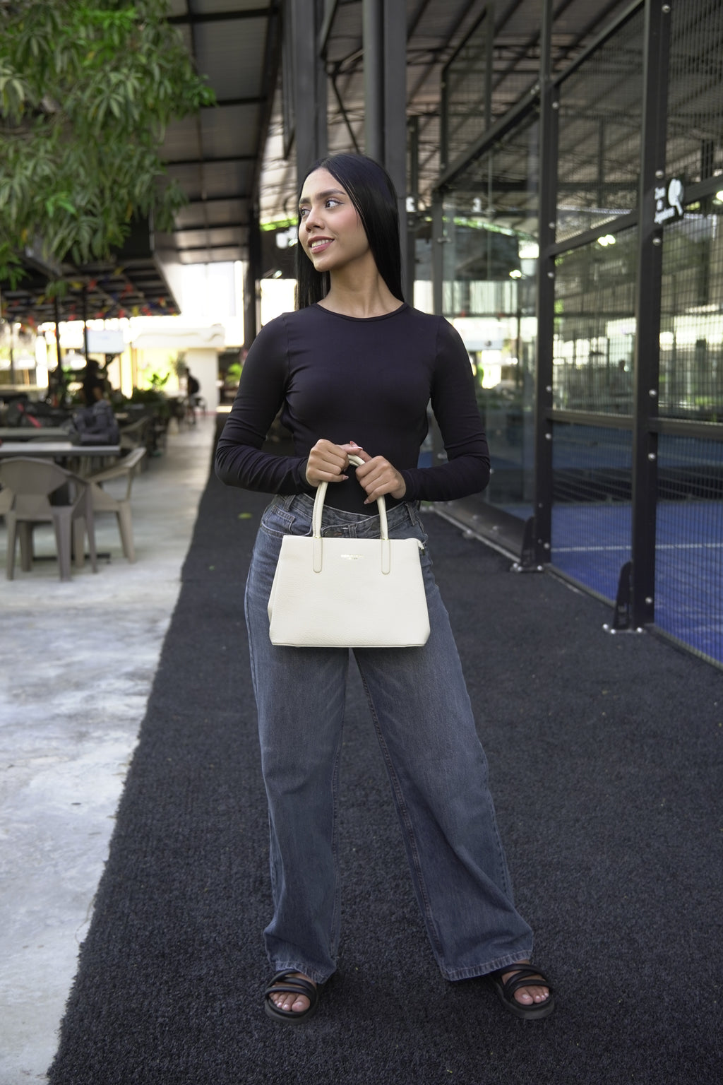 Mujer llevando bolso tote ROMA marfil con outfit casual - CALÉA
