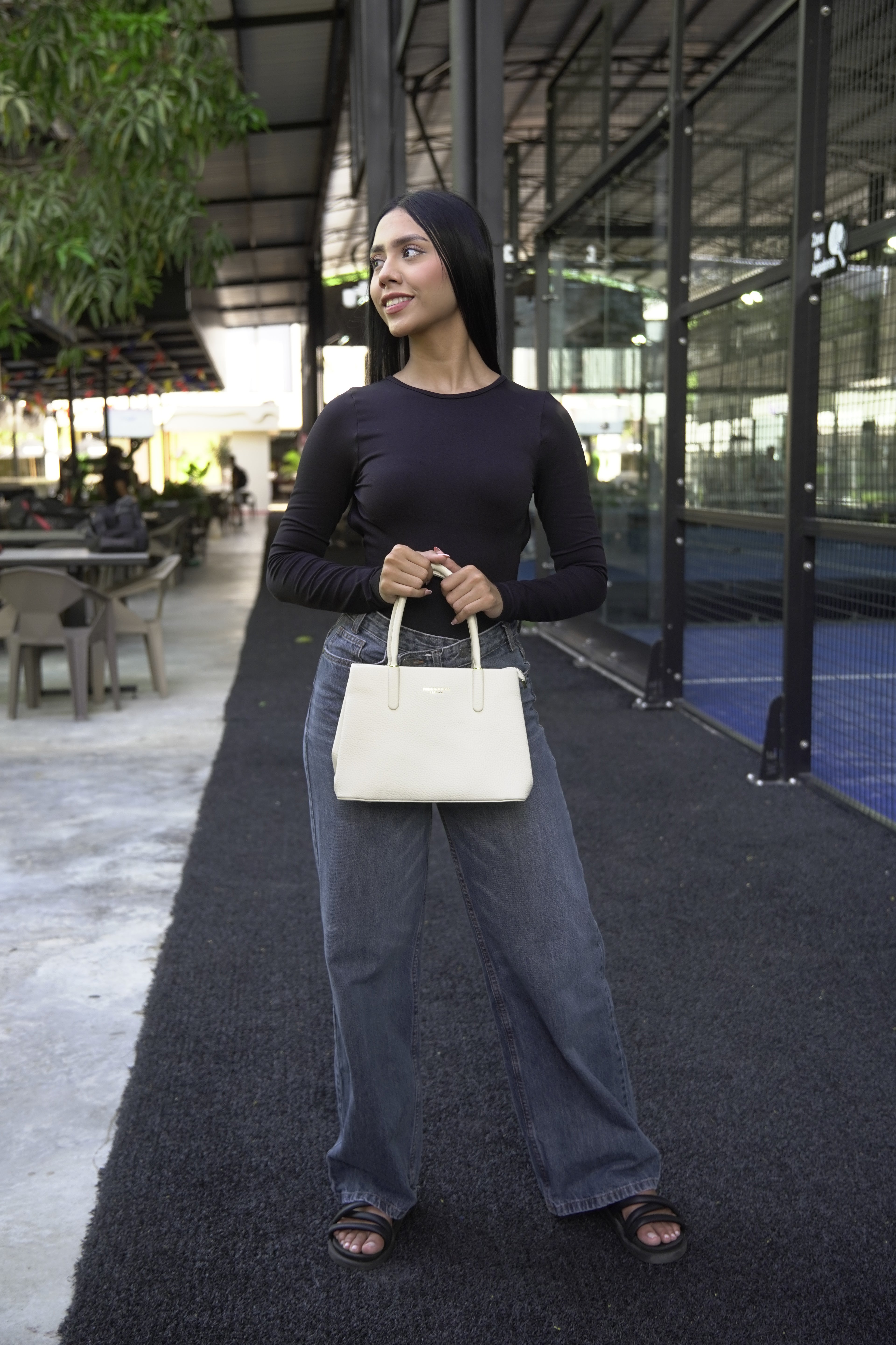 Mujer llevando bolso tote ROMA marfil con outfit casual - CALÉA