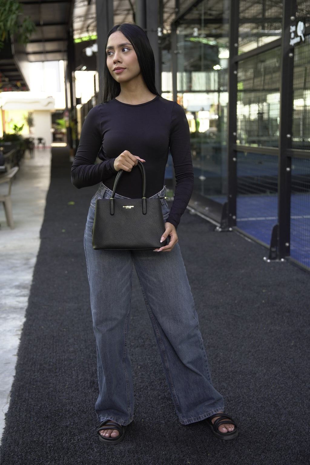 Mujer llevando bolso tote ROMA negro con jeans estilo casual - CALÉA