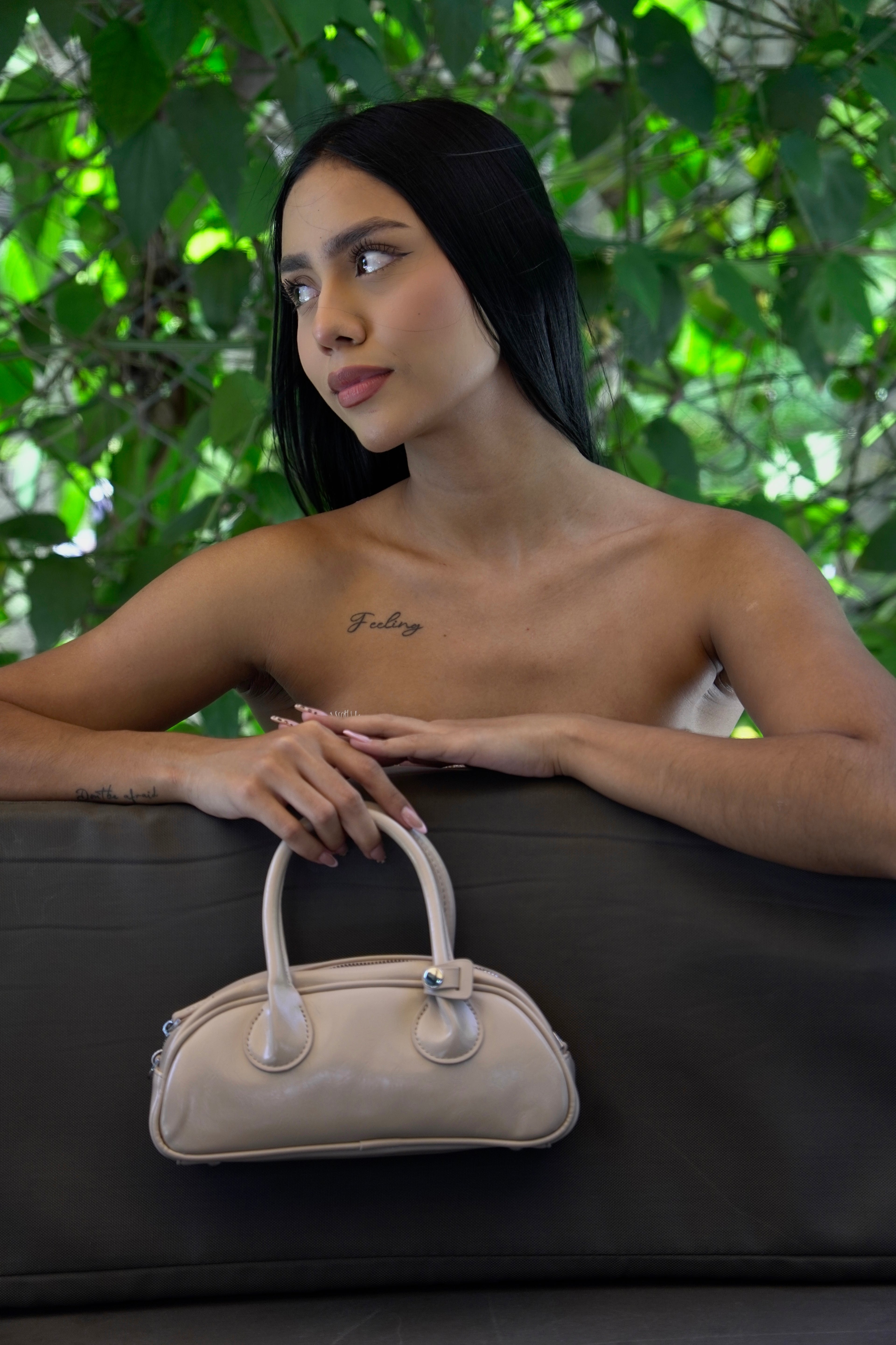 Detalle de mini bolso baguette TATIANA beige en mano - CALÉA