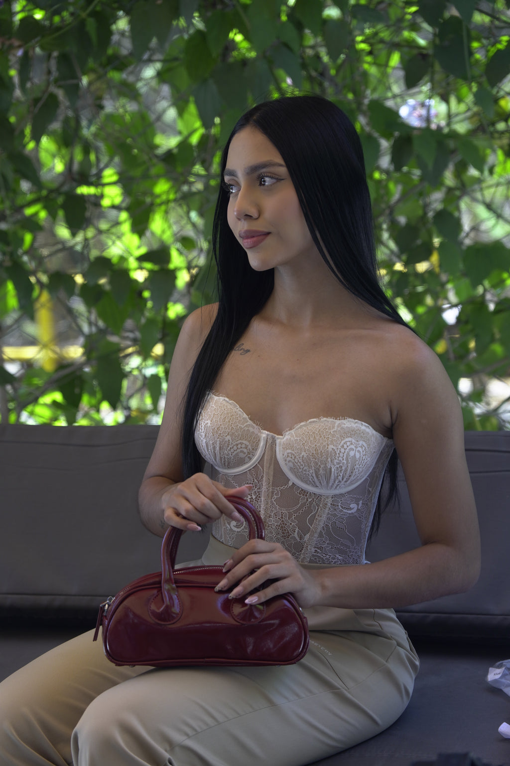 Mujer sosteniendo mini bolso TATIANA rojo vino estilo chic - CALÉA
