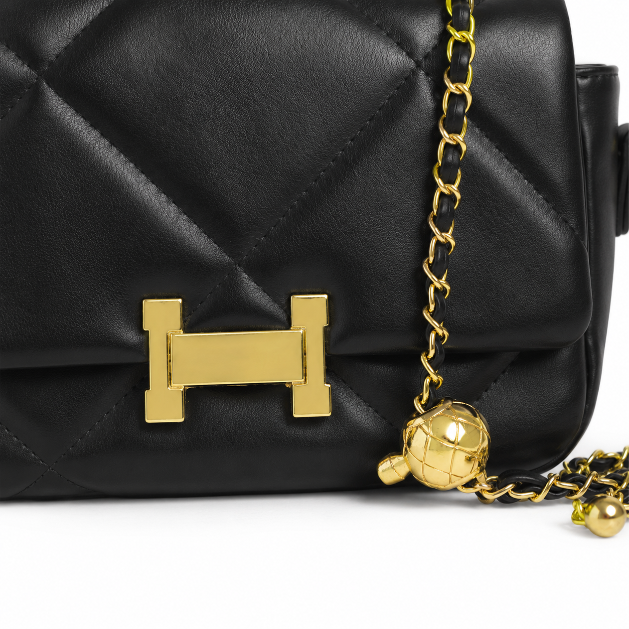 Detalle de broche dorado y esfera ajustable del bolso VELA negro - CALÉA