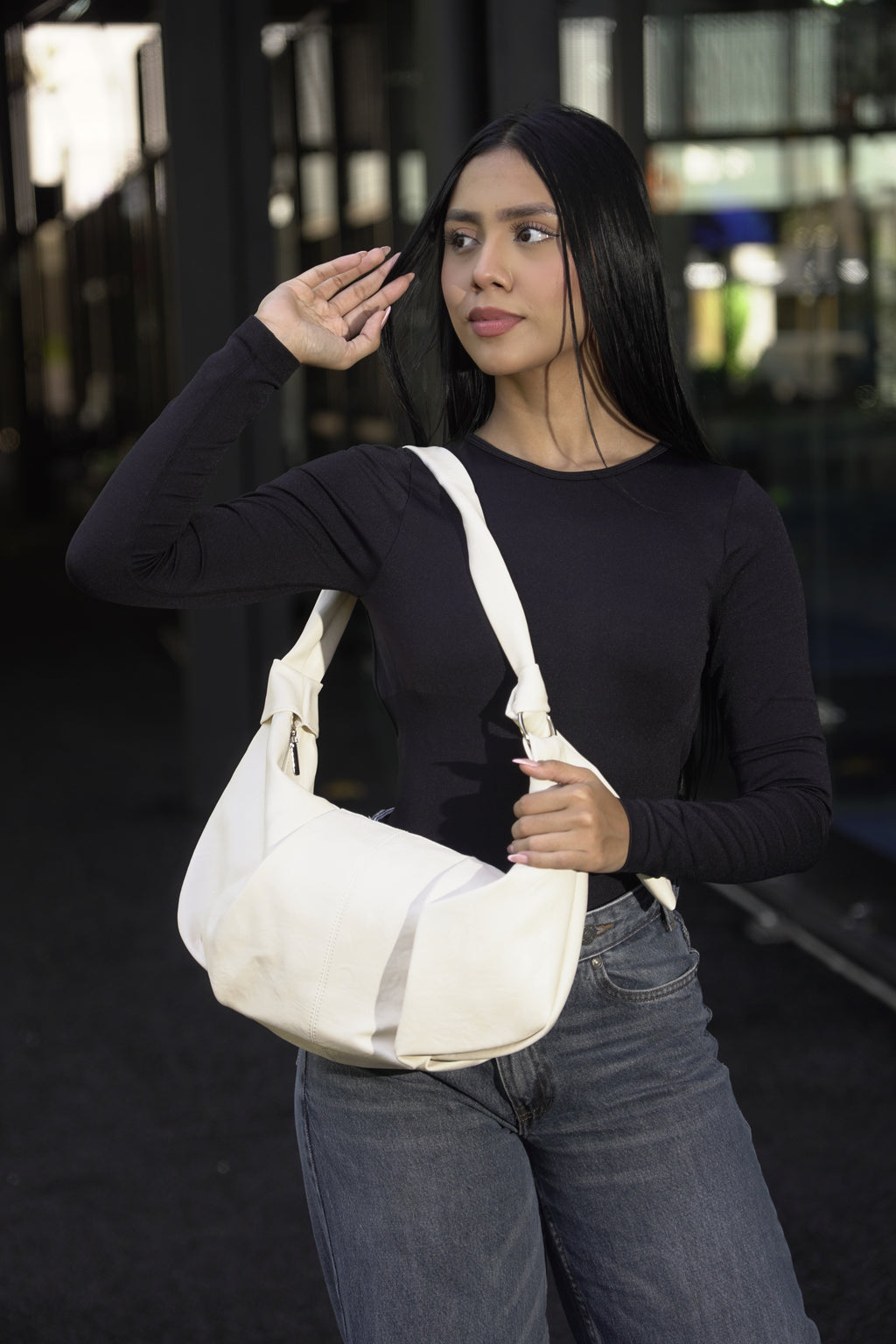 Mujer llevando bolso VICTORIA blanco crema al hombro - CALÉA
