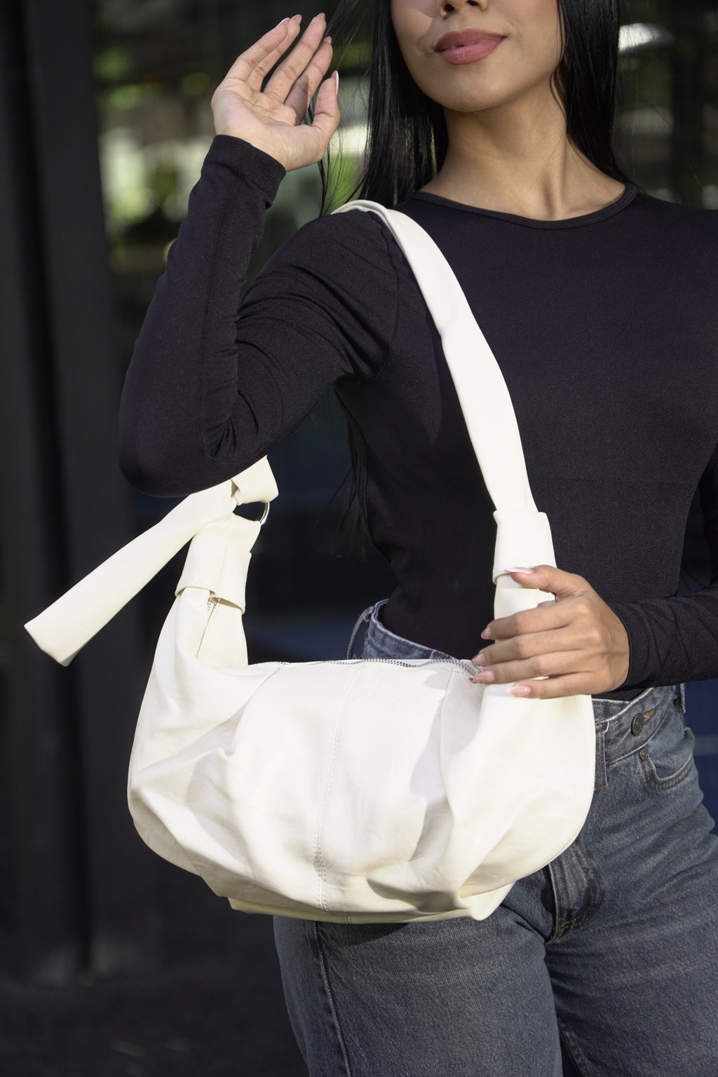 Detalle de bolso VICTORIA blanco con pliegues suaves - CALÉA