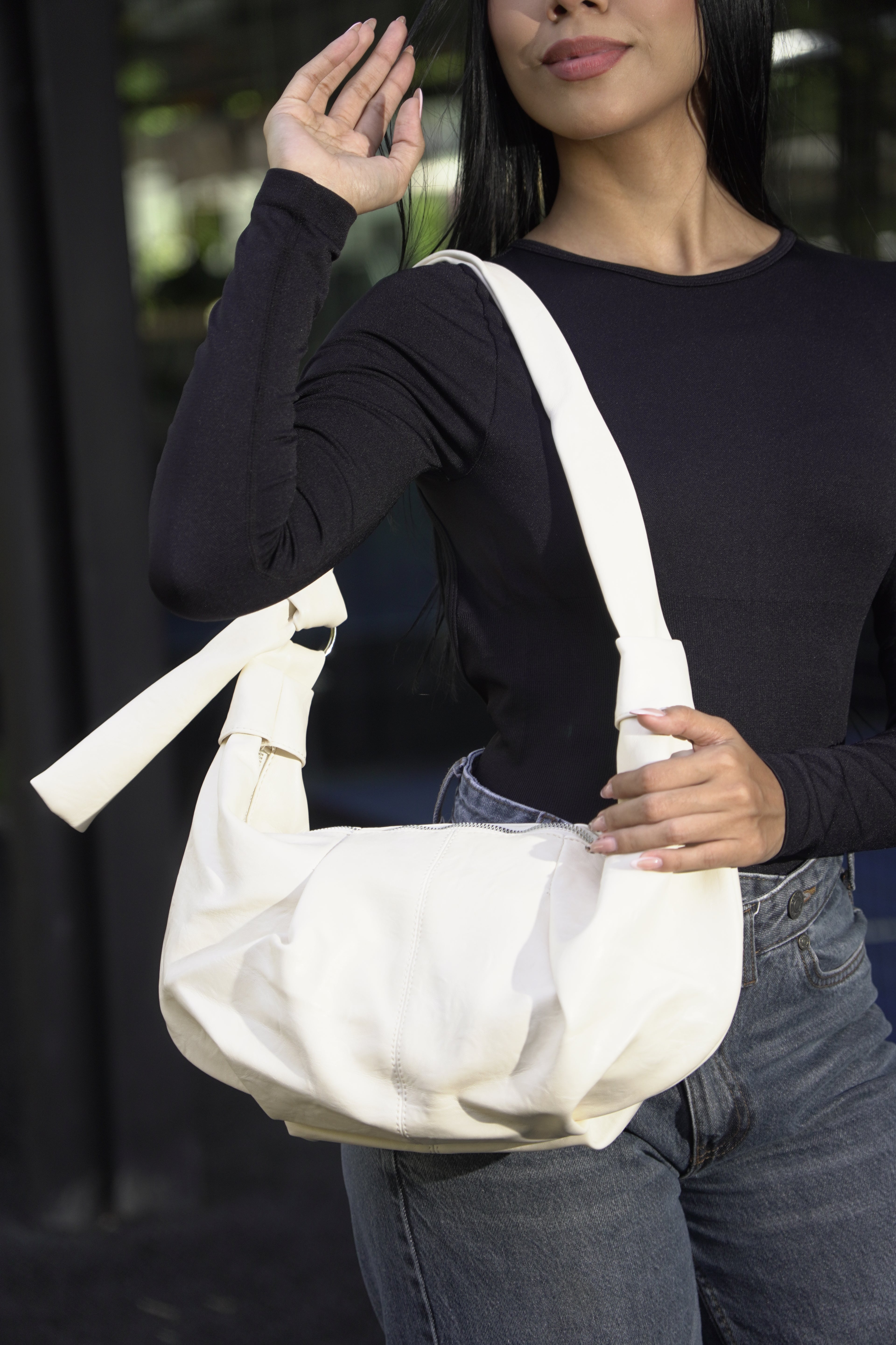 Detalle de bolso VICTORIA blanco con pliegues suaves - CALÉA