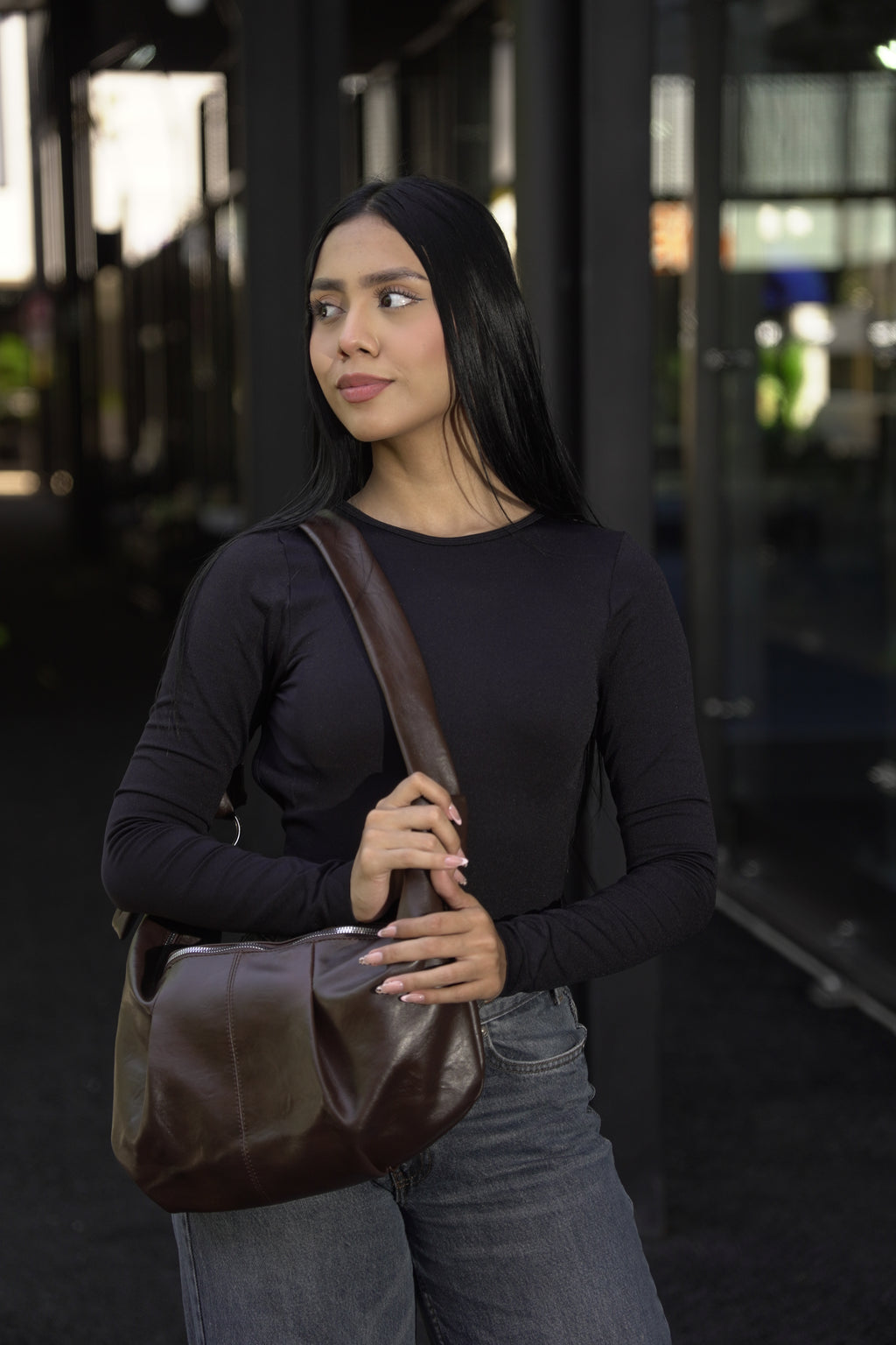 Mujer llevando bolso VICTORIA café chocolate al hombro - CALÉA