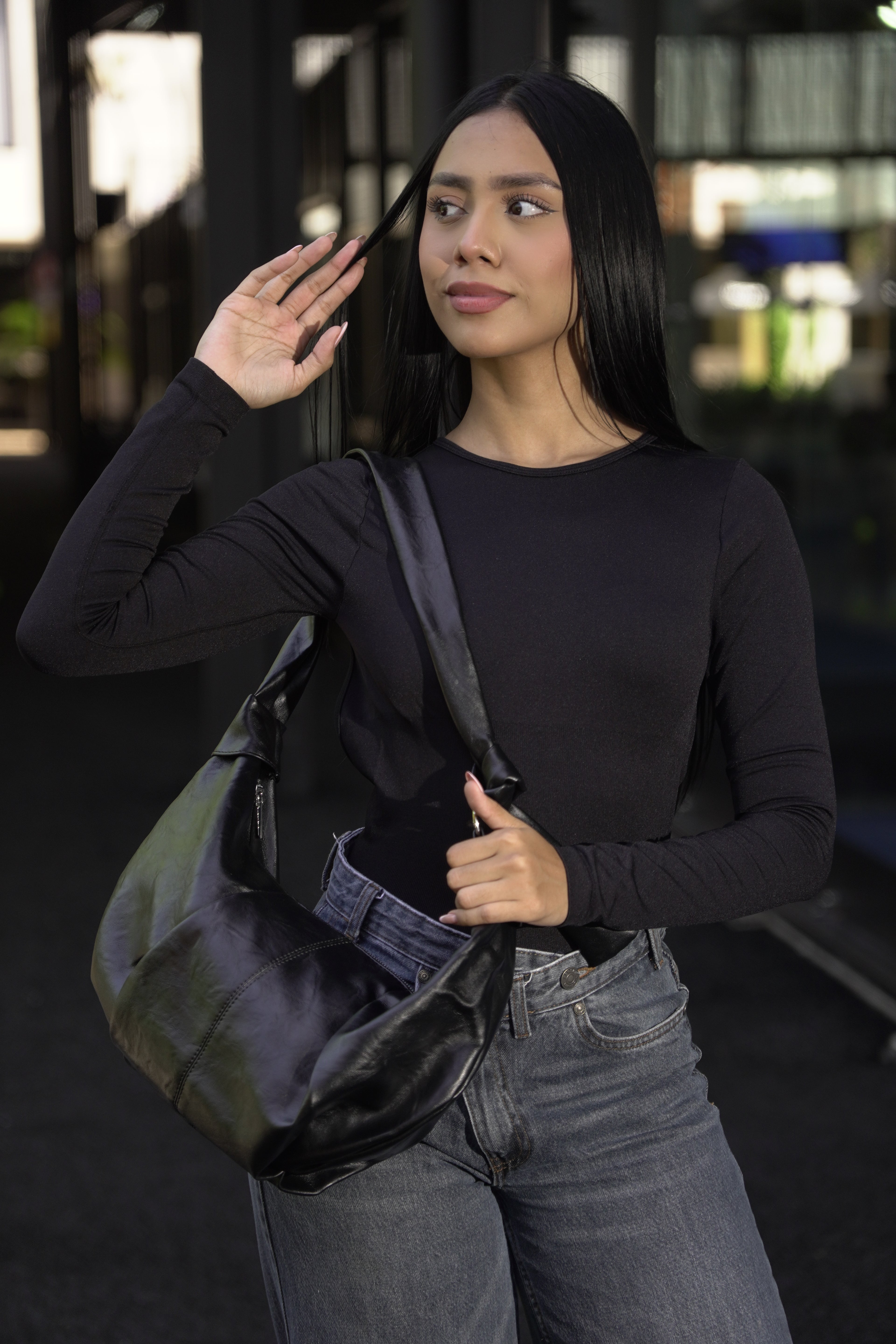 Mujer llevando bolso VICTORIA negro estilo casual urbano - CALÉA