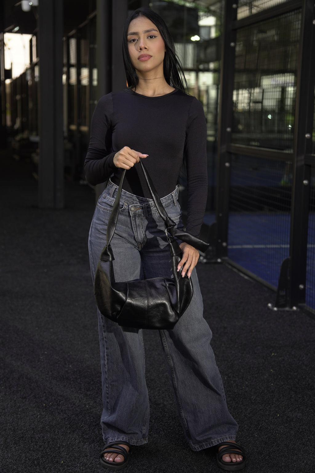 Mujer con bolso hobo VICTORIA negro de gran capacidad - CALÉA