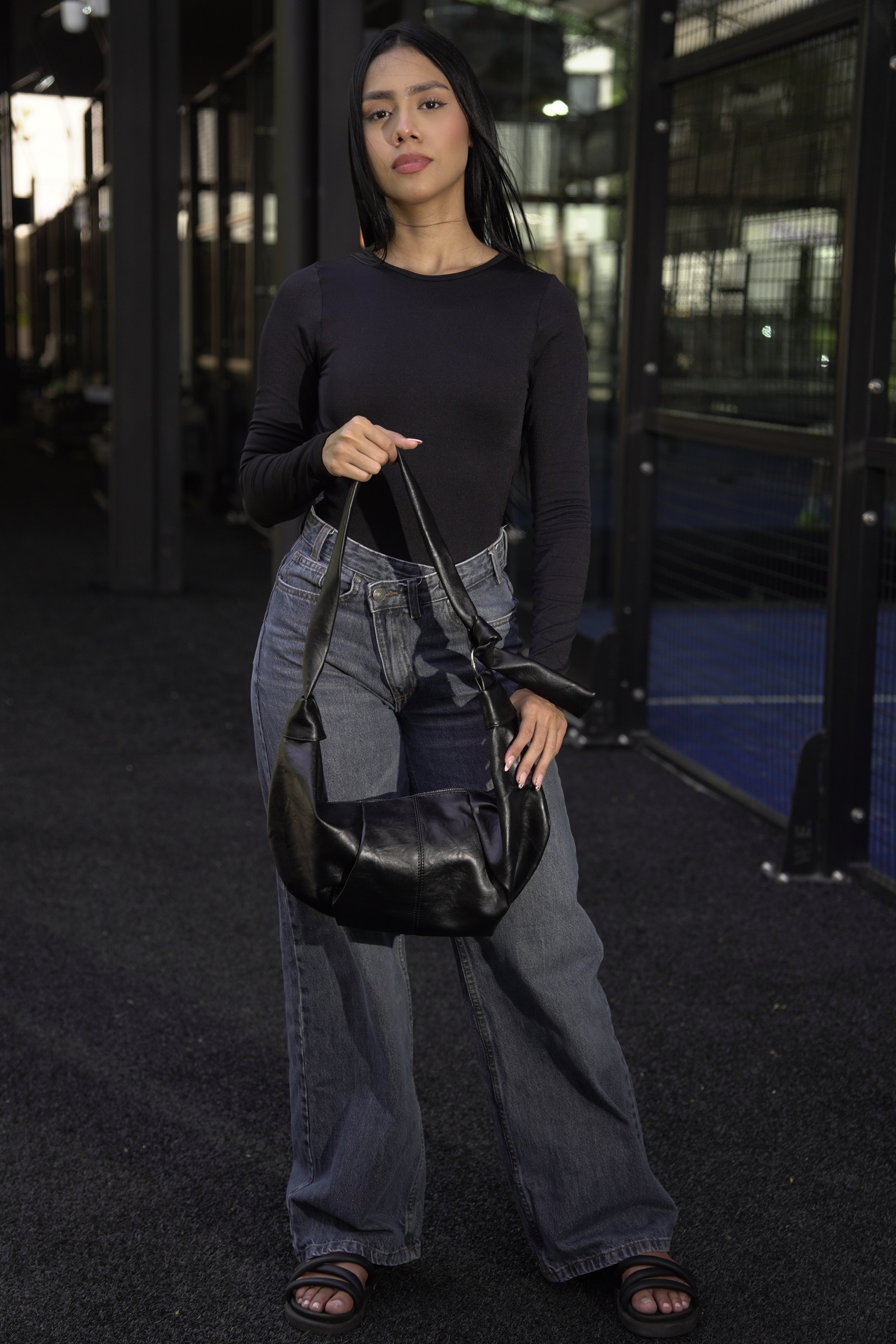 Mujer con bolso hobo VICTORIA negro de gran capacidad - CALÉA