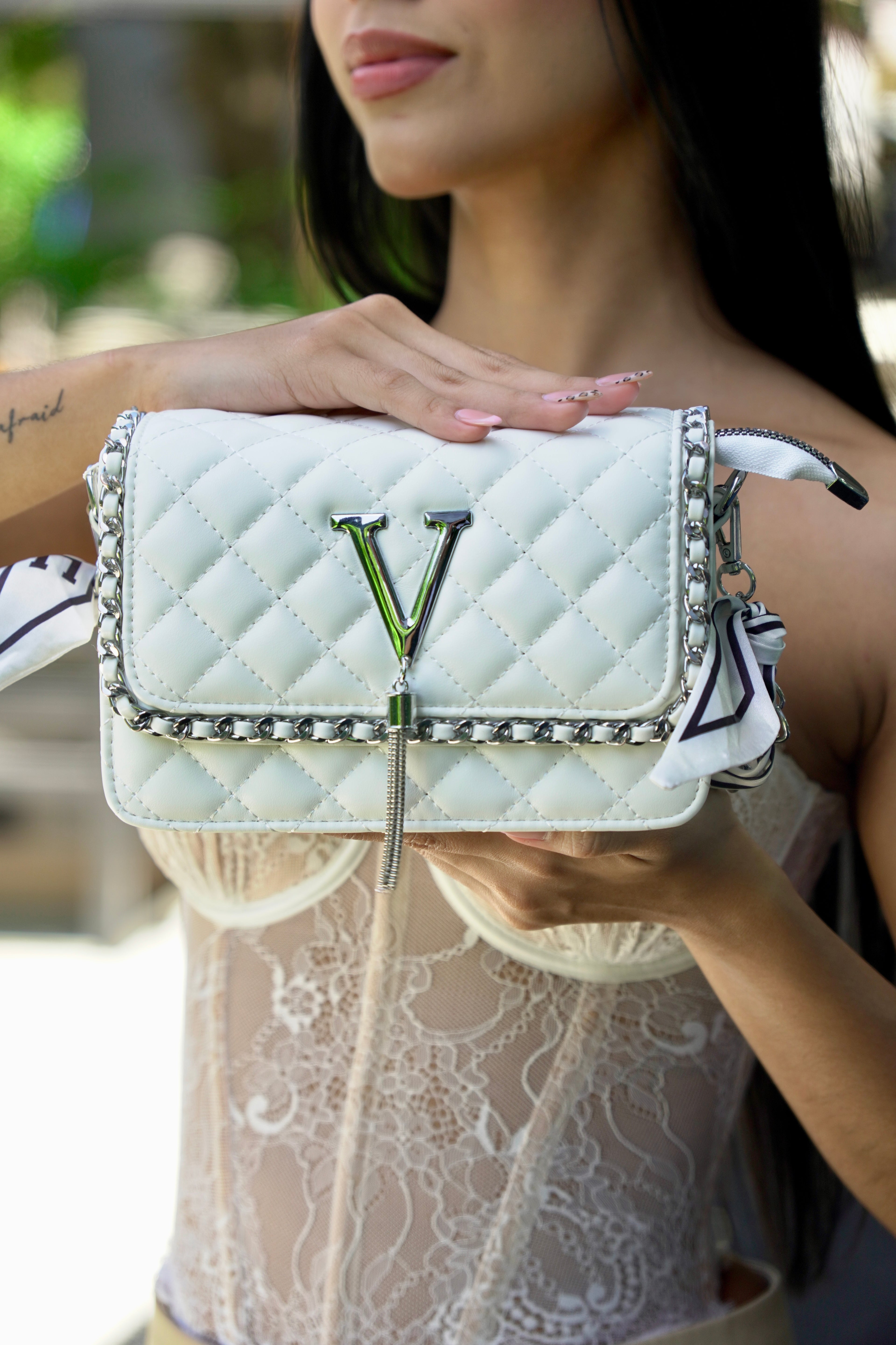 Mujer sosteniendo bolso VITTA blanco acolchado estilo chic - CALÉA