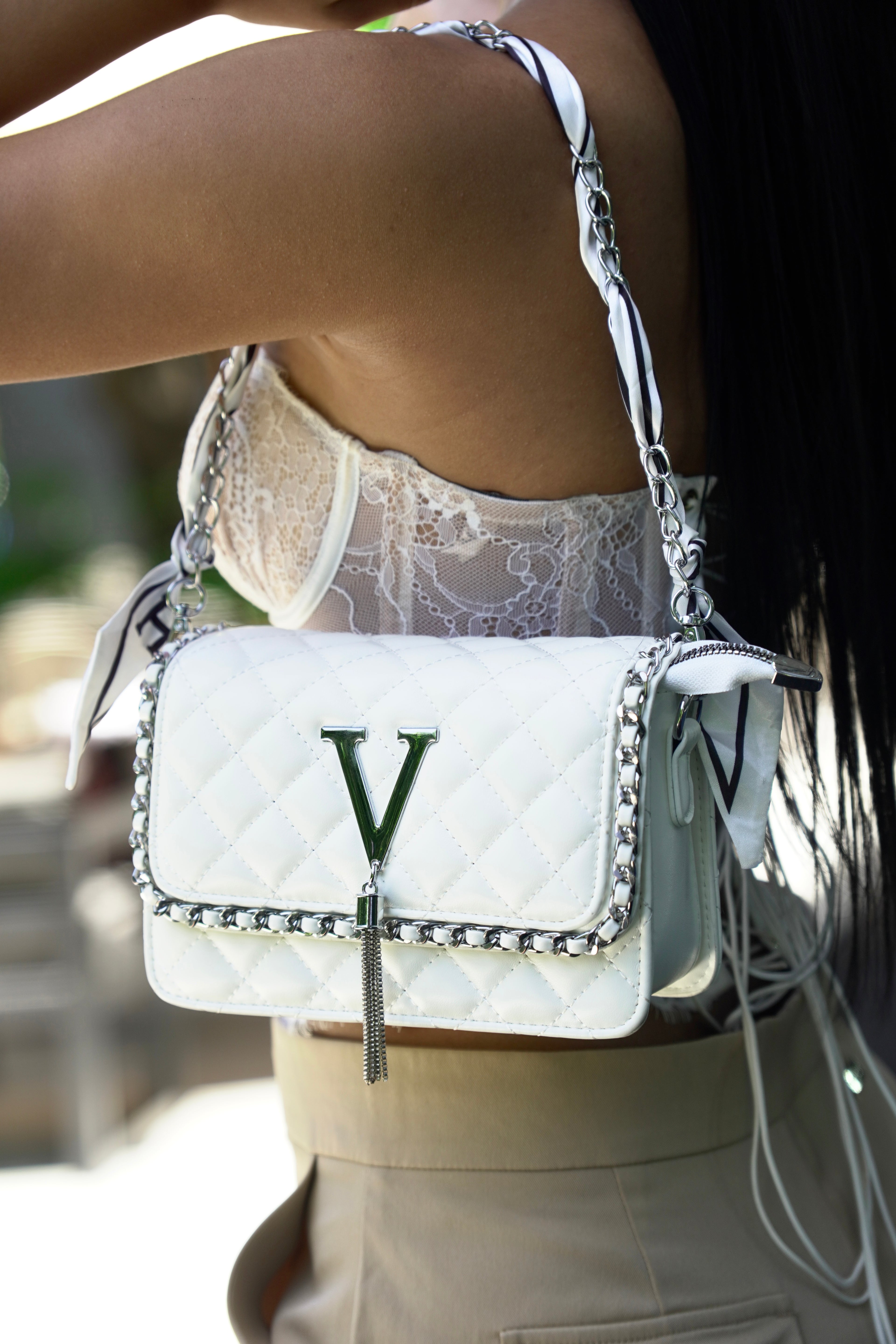Detalle de bolso VITTA blanco con herraje V y marco de cadena - CALÉA