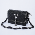 Bolso manos libres VITTA negro acolchado con cadena y pañoleta - CALÉA